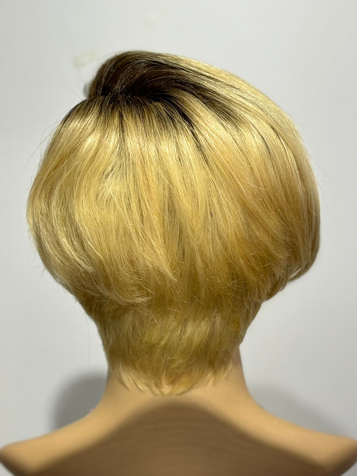Peluca Natural Corta Rubia platinada en desgrades - Imagen 3