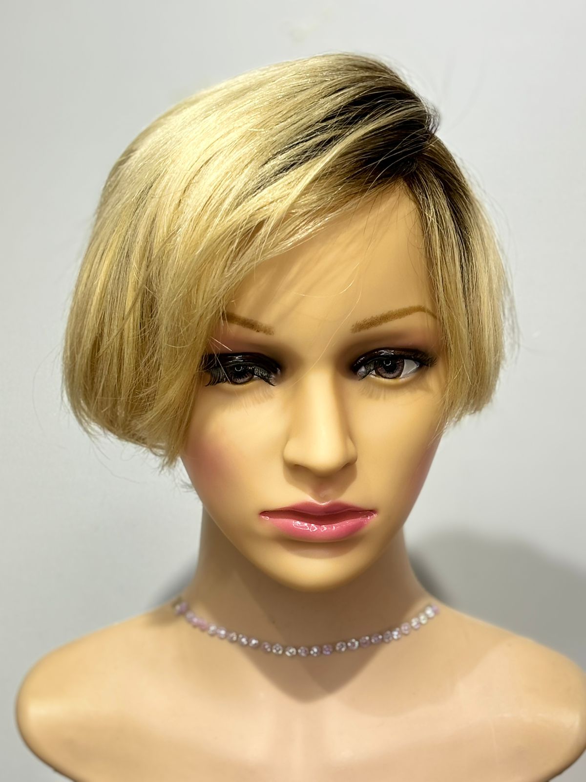 Peluca Natural Corta Rubia platinada en desgrades